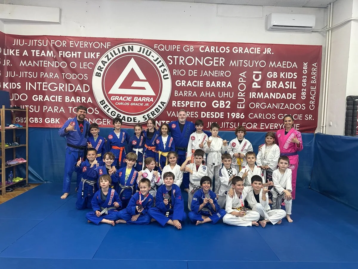 Dečja ekipa i treneri Gracie Barra Beograd u sali — IMG_8610